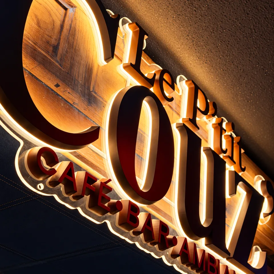 L’enseigne lumineuse du P’tit Couz’, café-bar-ambiance à Épinal